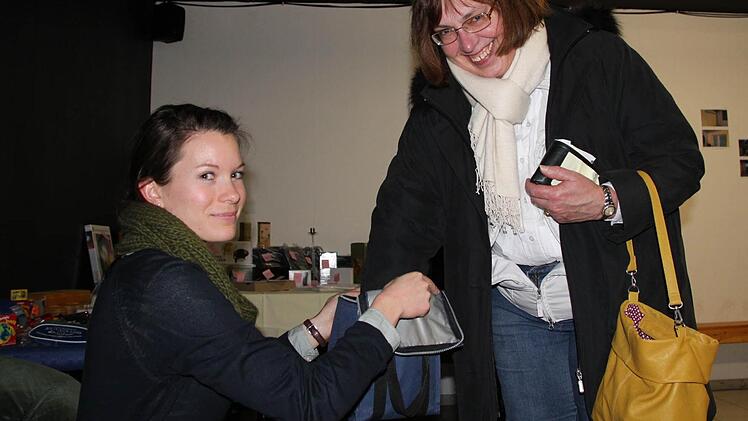 Gundula Langeworth macht bei der Tombola mit.