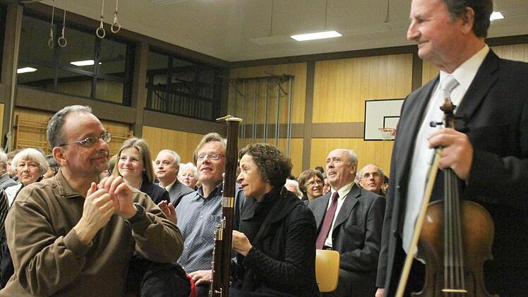 So begrüßt das Publikum die Musiker des Orchesters.