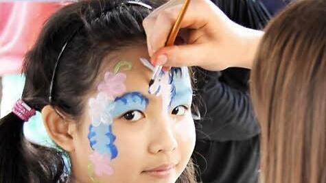 Mit hübschen Frühlingsmotiven lässt sich Natnicha aus Unterickelsheim am Stand der evangelischen Jugend Kitzingen bemalen.