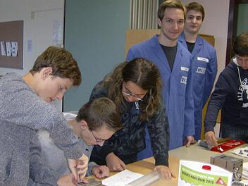 Die Schüler schauen sich an der Station 3 an, wie ein Kühlergrill entsteht.  Foto: Petra Malbrich