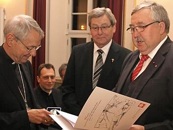 Erzbischof Ludwig Schick (links) und Diözesan-Caritasdirektor Gerhard Öhlein (rechts) überreichen Edagr Hagel die Dankmedaille des Deutschen Caritasverbandes in Silber. Weihbischof Herwig Gössl sieht zu . Foto: Klaus-Stefan Krieger/Caritasverband für die Erzdiözese Bamberg
