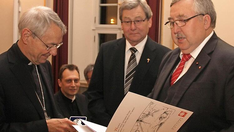 Erzbischof Ludwig Schick (links) und Diözesan-Caritasdirektor Gerhard Öhlein (rechts) überreichen Edagr Hagel die Dankmedaille des Deutschen Caritasverbandes in Silber. Weihbischof Herwig Gössl sieht zu . Foto: Klaus-Stefan Krieger/Caritasverband für die Erzdiözese Bamberg