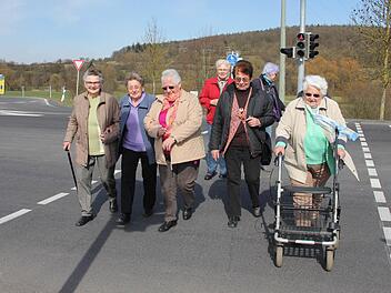 Jetzt haben sie wieder Spaß am Fußmarsch nach Ebern und zurück: Lena Sperber, Gertrud Holzheid, Hanna Paulus, Hildegard Hauck, Inge Hauck, Hanne Dötsch und Elfried Hauck (im Bild von links) auich mit Rollator oder anderen Gehhilfen. Allerdings springt die Fußgängerampel für sie zu schnell wieder auf Rot um. Foto: Ralf Kestel