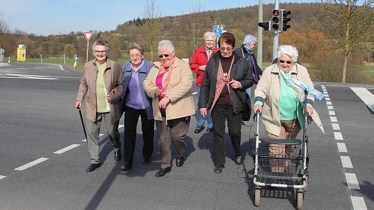 Jetzt haben sie wieder Spaß am Fußmarsch nach Ebern und zurück: Lena Sperber, Gertrud Holzheid, Hanna Paulus, Hildegard Hauck, Inge Hauck, Hanne Dötsch und Elfried Hauck (im Bild von links) auich mit Rollator oder anderen Gehhilfen. Allerdings springt die Fußgängerampel für sie zu schnell wieder auf Rot um. Foto: Ralf Kestel
