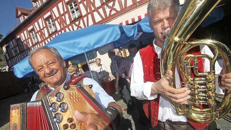 Treue Gäste: die Wolfsberger Musikanten. Auch wenn Peter Flöher (links) seinen 67. Geburtstag zusammen mit seinem Partner Norbert Aichhörner und den Herzogenauracher am Freitag feierte.