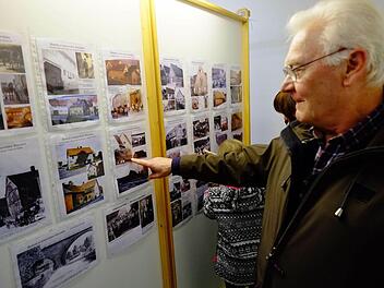 "Da hängen Jugenderinnerungen dran", sagt Berthold Mathes und deutet auf das Foto seines Elternhauses. Foto: Gerd Schaar
