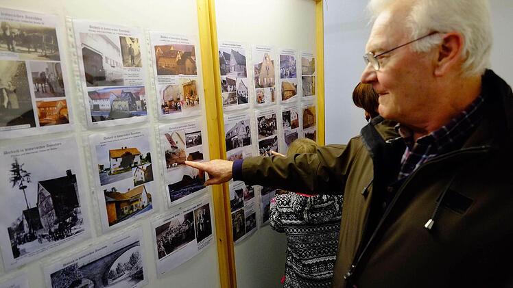 "Da hängen Jugenderinnerungen dran", sagt Berthold Mathes und deutet auf das Foto seines Elternhauses. Foto: Gerd Schaar