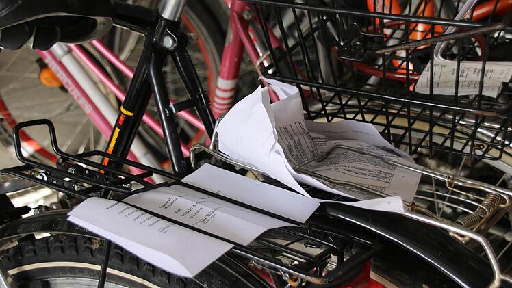 An jedem Fahrrad hängt ein Zettel, mit dem sich nachvollziehen lässt, von wem, wo und wann es gefunden wurde.