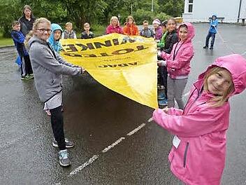 "Wir müssen uns außerhalb des Toten Winkels aufhalten!", macht die Klasse 3 a mit dem ADAC-Signalbanner deutlich.  Foto: Klaus-Peter Wulf