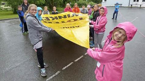 "Wir müssen uns außerhalb des Toten Winkels aufhalten!", macht die Klasse 3 a mit dem ADAC-Signalbanner deutlich.  Foto: Klaus-Peter Wulf