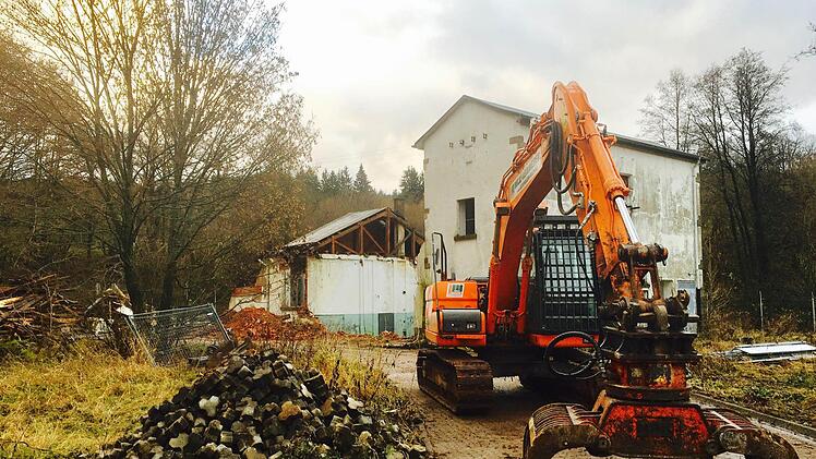 Das alte Pumpwerk in Wildflecken wird derzeit abgerissen. An dieser Stelle wird ein neues Freizeitgelände für die Jugend entstehen, die in die Planungen einbezogen wurde. Jetzt wünschen sich die Jugendlichen eine zusätzliche Beleuchtung des neuen Pumptracks, damit das Areal auch abends genutzt werden kann.  Foto: Sebastian Schmitt-Mathea