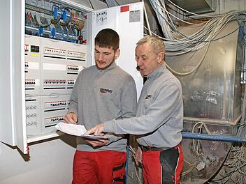 Michael Bremps aus Ibind (links) hat als Innungsbester die Gesellenprüfung als Elektroniker der Fachrichtung Energie- und Gebäudetechnik abgelegt. Momentan arbeitet er am Umbau des Seniorenheims St. Bruno in Haßfurt mit. Ein Stück weit stolz auf den guten Abschluss ist auch sein Teamleiter Peter Hofmann. Fotos: Sabine Weinbeer