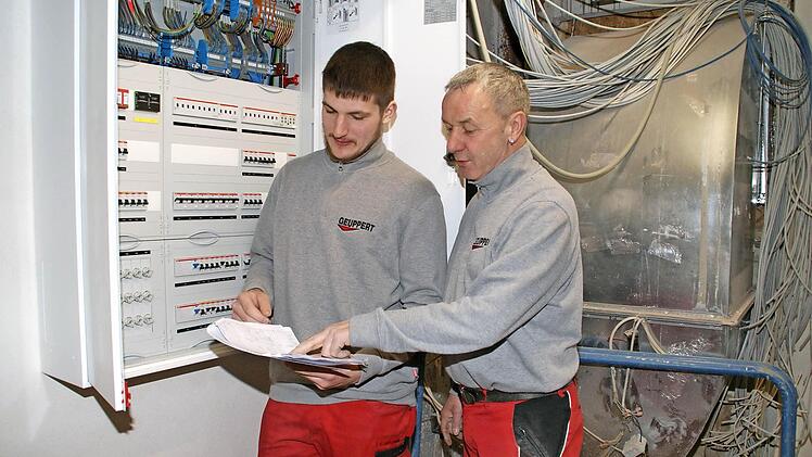 Michael Bremps aus Ibind (links) hat als Innungsbester die Gesellenprüfung als Elektroniker der Fachrichtung Energie- und Gebäudetechnik abgelegt. Momentan arbeitet er am Umbau des Seniorenheims St. Bruno in Haßfurt mit. Ein Stück weit stolz auf den guten Abschluss ist auch sein Teamleiter Peter Hofmann. Fotos: Sabine Weinbeer