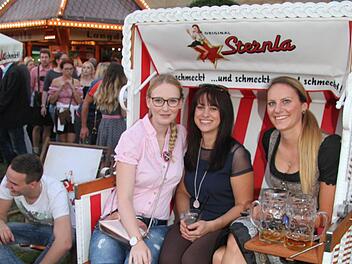 Michele Braun, Ardiana Seferaj und Anne Hauenstein sind sich nicht einig, welcher Platz für das Bierfest besser ist. Ardiana plädiert für das Brauereigelände, weil dort alles offener und großzügiger ist. Ihre Freundinnen finden es am Zentralparkplatz schöner. Den "Sternla"-Strand (Bild) finden alle drei gut. Fotos: Sonja Adam