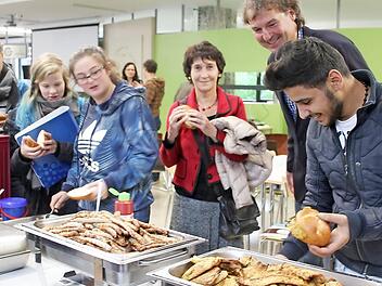 Spätestens am Buffet war die Völkerverständigung perfekt, überzeugte sich der Unesco-Koordinator der Schule, Richard Popp (Zweiter von rechts). "Putenschnitzel meets Kulmbacher Bratwurst und Schweinesteak" war das Motto - und jeder griff zu dem, was ihm am meisten schmeckte. Foto: Sonny Adam