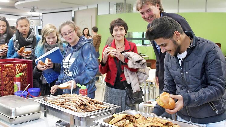 Spätestens am Buffet war die Völkerverständigung perfekt, überzeugte sich der Unesco-Koordinator der Schule, Richard Popp (Zweiter von rechts). "Putenschnitzel meets Kulmbacher Bratwurst und Schweinesteak" war das Motto - und jeder griff zu dem, was ihm am meisten schmeckte. Foto: Sonny Adam