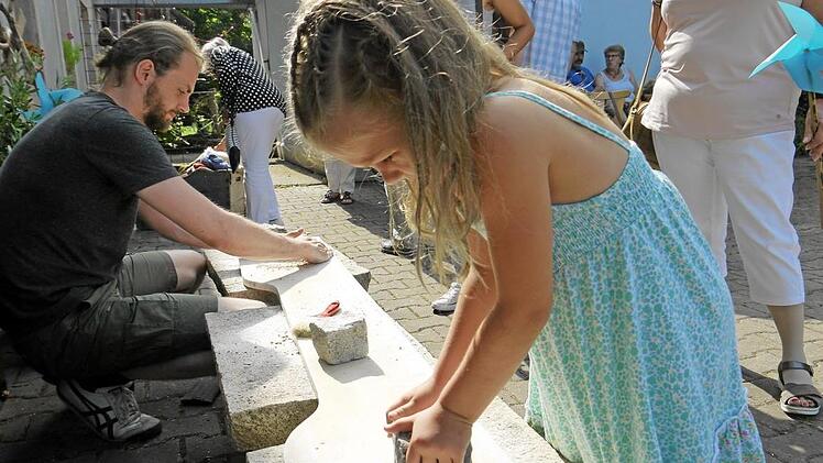 Kinder konnten Getreide mahlen, was in der M&uuml;hle sonst schwere M&uuml;hlsteine &uuml;bernehmen. Hier mit viel Engagement Anika aus Zell am Ebersberg.