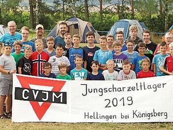 Die Teilnehmer am Zeltlager des Christlichen Vereins junger Menschen aus dem Raum Ebern auf dem Gel&auml;nde in Hellingen  Foto: Martin Lang