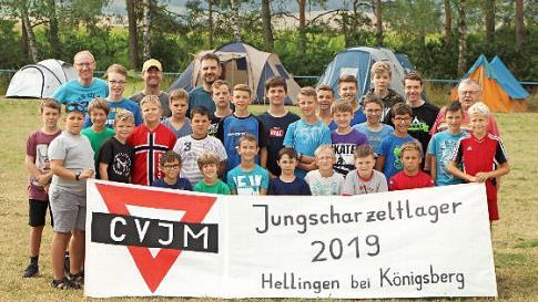 Die Teilnehmer am Zeltlager des Christlichen Vereins junger Menschen aus dem Raum Ebern auf dem Gel&auml;nde in Hellingen  Foto: Martin Lang