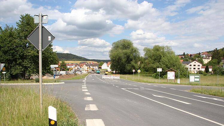 Die größte Kanalbaumaßnahme seit der Inbetriebnahme  der Kläranlage ist fast beendet. Unser Bild zeigt einen Blick auf die Baustelle in Nüdlingen im Frühsommer. Foto: Archiv Ellen Mützel