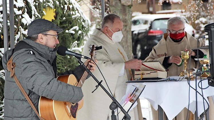 Philipp Arnold (im Vordergrund) umrahmte die Messe, bei der die Pater Rudolf Theiler und Ludwig Schuhmann (von links) konzelebrierten, mit Gesang und Gitarrenklängen.