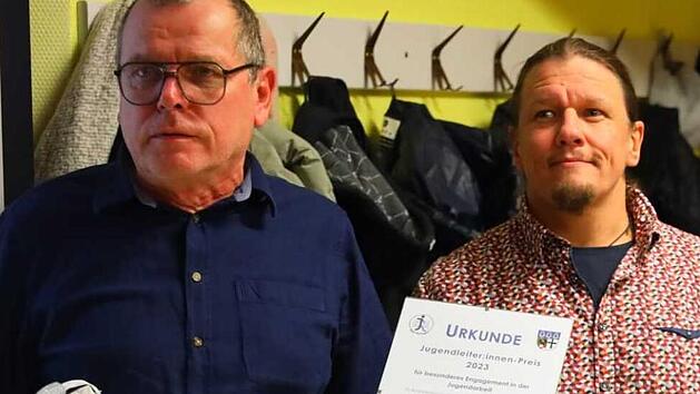 Die Preistr&auml;ger Burkhard Klug (links) und Thomas Peter wurden f&uuml;r ihr Engagement als Hochseilgartentrainer am Volkersberg ausgezeichnet.