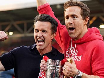 Rob McElhenney & Ryan Reynolds feiern den Aufstieg ihres Fußballvereins AFC Wrexham in die zweite englische Liga.