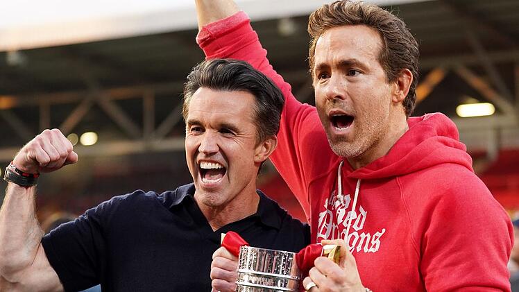 Rob McElhenney & Ryan Reynolds feiern den Aufstieg ihres Fußballvereins AFC Wrexham in die zweite englische Liga.
