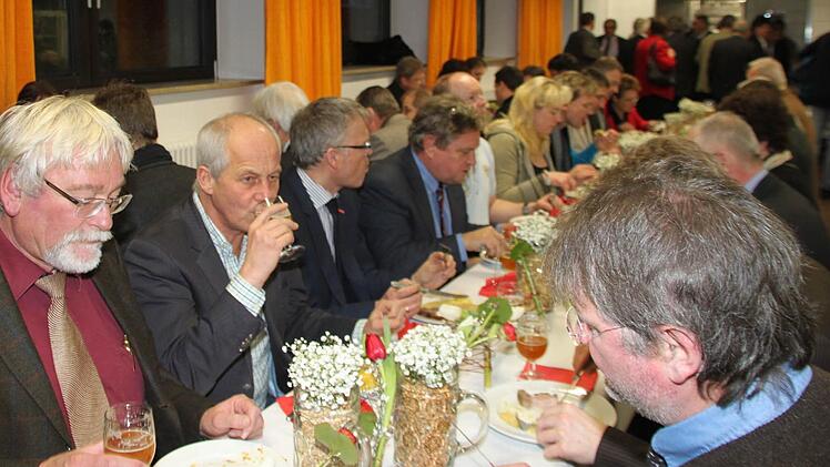 ... und die reichhaltige Brotzeit, zubereitet von anderen Berufsschulklassen, schmecken.