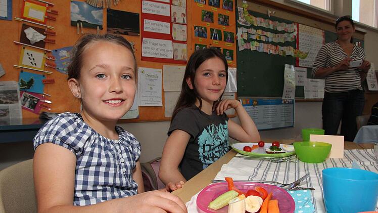 Elena und Magdalena warten noch, bis alle etwas zu essen haben.