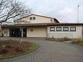 Teuer wird die Sanierung der 1984/85 erbauten Mehrzweckhalle werden, befürchtet der Markt Oberthulba. Eine Projektgruppe sollte für die Planung gebildet werden, war der Wunsch von Verantwortlichen des TSV.  Foto: Günther Straub