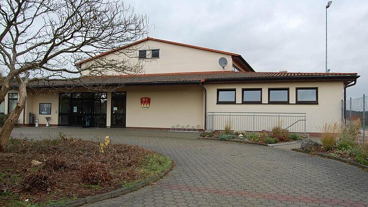 Teuer wird die Sanierung der 1984/85 erbauten Mehrzweckhalle werden, befürchtet der Markt Oberthulba. Eine Projektgruppe sollte für die Planung gebildet werden, war der Wunsch von Verantwortlichen des TSV.  Foto: Günther Straub