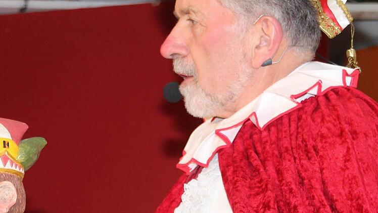 Wilhelm Schmitt als "Mürschter Nagel" beleuchtet die große Politik ebenso wie lokales Geschehen.  Foto: Dieter Britz