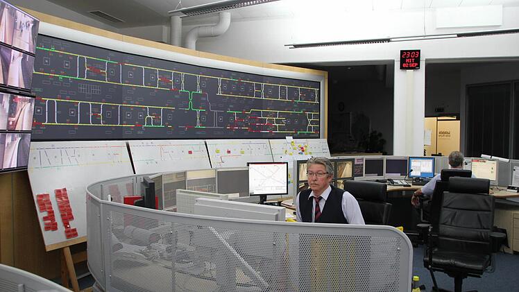 Im Hintergrund erkennt man die schematische Darstellung der gesamten U 1.  Foto: Robert Wagner