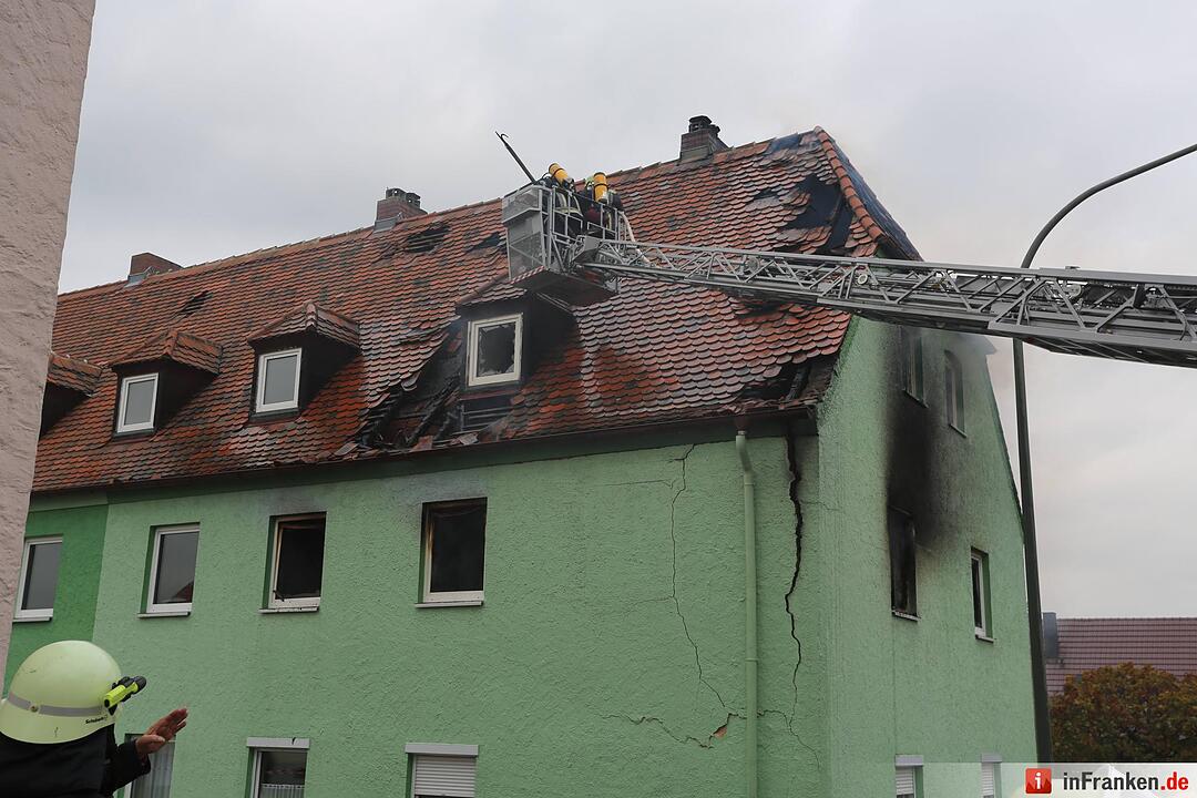 Brand nach Explosion in Mehrfamilienhaus