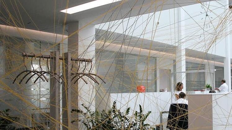... ist in der Schalterhalle der Sparkasse am Bahnhof zu sehen. Fotos: Klaus Klaschka