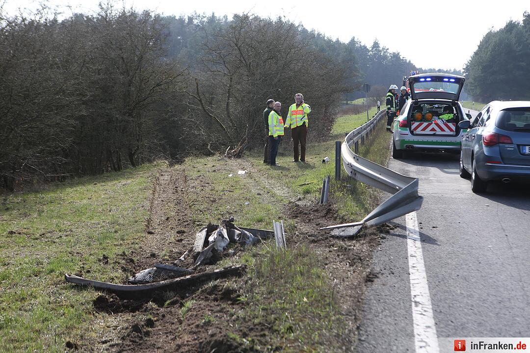 Schwerlastkran stürzt Böschung hinab - Fahrer verstirbt an der Unglücksstelle