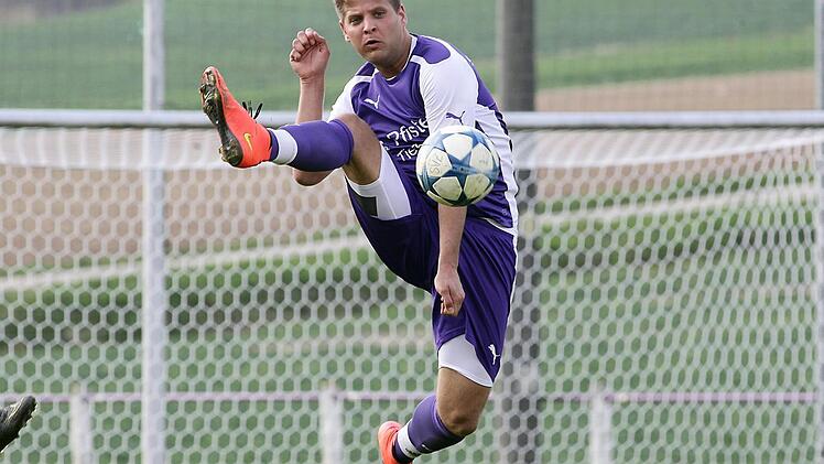 Gekonnte Ballannahme des Zückshuters Florian Schneider