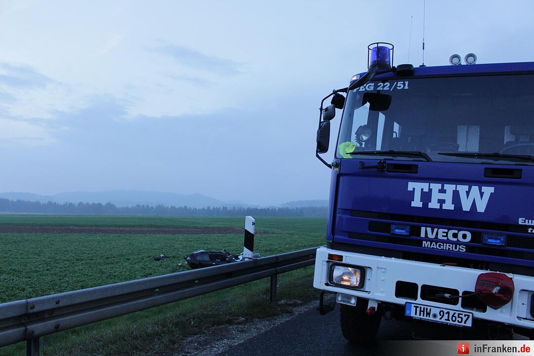 Starkregen sorgt für Abflug: Nissan schießt von Autobahn und landet drei Meter tiefer im Graben - Wagen überschlägt sich auf einer Strecke von 120 Metern mehrfach – Nissan bleibt völlig deformiert auf Wiese liegen – Fahrer eingeklemmt und schwerst verletzt – Polizei sucht nach Unfallzeugen