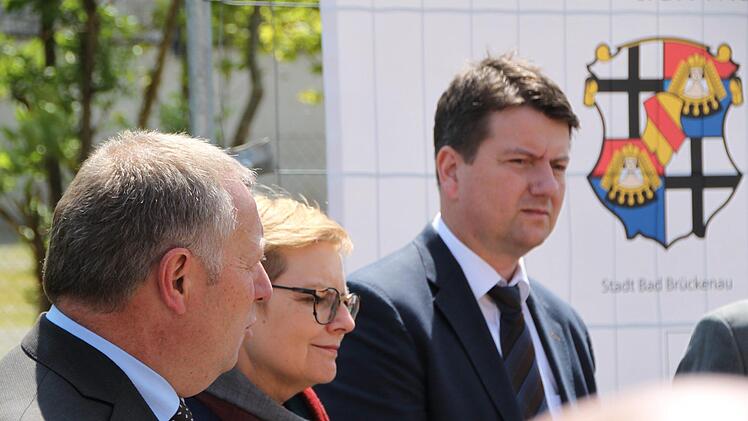 Landrat Thomas Bold (vorne) und Landtagsabgeordneter Sandro Kirchner sprachen Grußworte. Dazwischen steht die Bundestagsabgeordnete Sabine Dittmar. Foto: Ulrike Müller