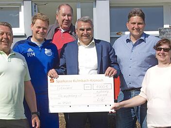 Die Spendenübergabe beim FCK (von links): Wilhelm Michel, Ralf Heisinger, Alfred Kolenda, Stefan Kollerer, Werner Stapf und Waltraud Hohenreuther Foto: Klaus-Peter Wulf