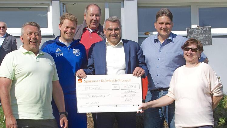 Die Spendenübergabe beim FCK (von links): Wilhelm Michel, Ralf Heisinger, Alfred Kolenda, Stefan Kollerer, Werner Stapf und Waltraud Hohenreuther Foto: Klaus-Peter Wulf