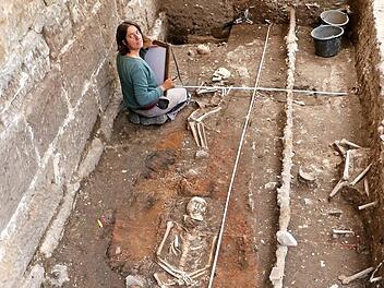 Drei Skelette haben die Archäologen neben dem Rathaus gefunden. Foto: Josef Hofbauer