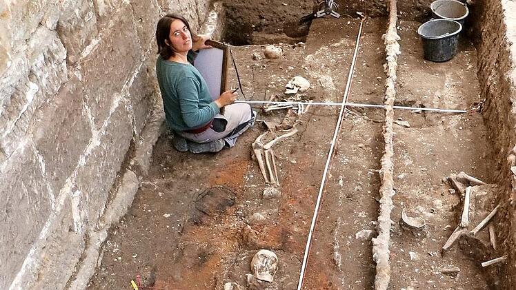 Drei Skelette haben die Archäologen neben dem Rathaus gefunden. Foto: Josef Hofbauer