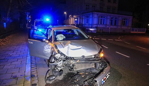 Hainstraße in Bamberg: Auto kracht in Betonmauer – 40.000 Euro Schaden
