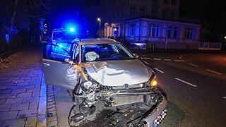 Hainstraße in Bamberg: Auto kracht in Betonmauer – 40.000 Euro Schaden