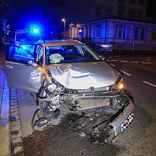 Hainstraße in Bamberg: Auto kracht in Betonmauer – 40.000 Euro Schaden