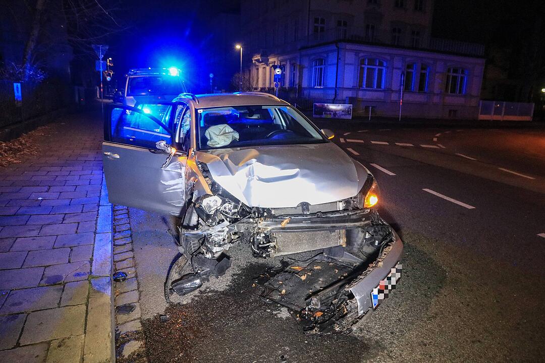 Hainstraße in Bamberg: Auto kracht in Betonmauer – 40.000 Euro Schaden