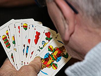 Schafkopf ist ein Spiel, dass jung und alt vereint. Foto: Dieter Britz