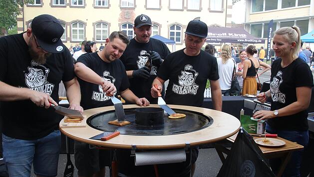 Die "Grillbillies" aus Gauerstadt wurden Sieger der ersten fr&auml;nkisch-th&uuml;ringischen Grillmeisterschaft in Bad Rodach. Von links im Bild sind Alexander Saalmann, Stefan Malsch, Florian Boseckert, Clemens H&uuml;tter und Theresa Eversberg (es fehlt hier Patrick Jeske). Foto: Michael Stelzner